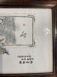 Une plaque en porcelaine de Chine qianjiang cai mont&eacute;e dans une table en bois, 19/20&egrave;me